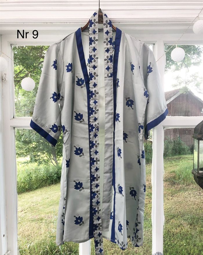 REAðŸ¥³

Kortare modell av kimonos utan fickor som Ã¤r sydda av Ã¥tervunnet tyg frÃ¥n indiska saris!

GÃ¥r till knÃ¤na pÃ¥ mig som Ã¤r ca 171 cmðŸ�ƒðŸŒ¸

ðŸ�ƒVarje exemplar Ã¤r unikt!
ðŸ�ƒDet Ã¤r one size 
ðŸ�ƒHandtvÃ¤tt
ðŸ�ƒBetalas med swish
ðŸ�ƒKan finnas nÃ¥n liten reva eller flÃ¤ck dÃ¥ tyget Ã¤r Ã¥teranvÃ¤ntðŸ¤©

Dom Ã¤r sÃ¥ vackraðŸ¥°

Rea 350 kr + 50 kr i frakt
Ord .pris 400 kr + 50 kr i fraktðŸ�ƒ

Kram LenaðŸ’•

#kimono #Ã¥tervunnet #Ã¥tervunnettyg #saris #indien #sÃ¥vackra