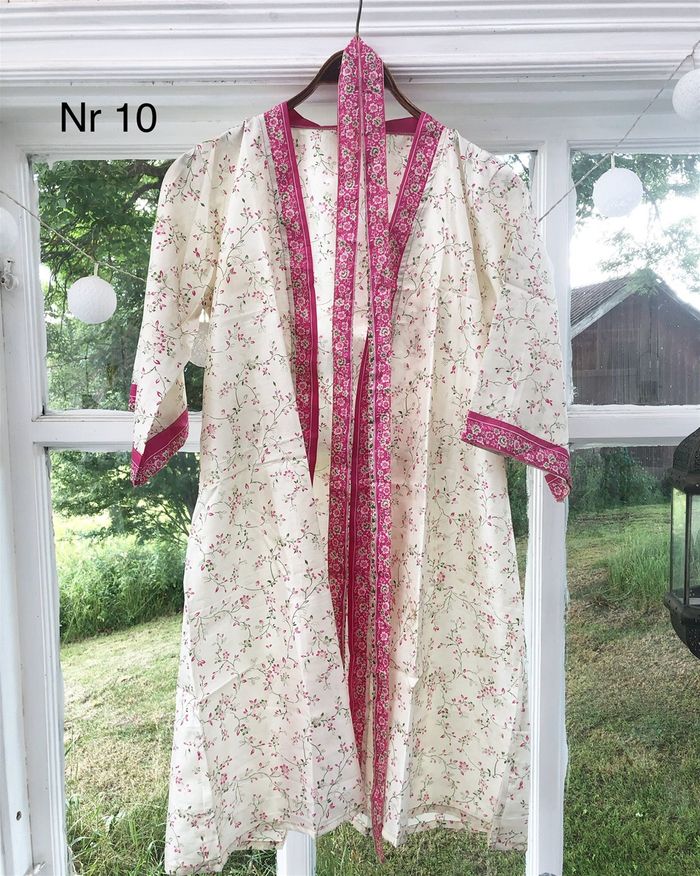 REAðŸ¥³

Kortare modell av kimonos utan fickor som Ã¤r sydda av Ã¥tervunnet tyg frÃ¥n indiska saris!

GÃ¥r till knÃ¤na pÃ¥ mig som Ã¤r ca 171 cmðŸ�ƒðŸŒ¸

ðŸ�ƒVarje exemplar Ã¤r unikt!
ðŸ�ƒDet Ã¤r one size 
ðŸ�ƒHandtvÃ¤tt
ðŸ�ƒBetalas med swish
ðŸ�ƒKan finnas nÃ¥n liten reva eller flÃ¤ck dÃ¥ tyget Ã¤r Ã¥teranvÃ¤ntðŸ¤©

Dom Ã¤r sÃ¥ vackraðŸ˜�

Rea 350 kr + 50 kr i frakt
Ord .pris 400 kr + 50 kr i fraktðŸ�ƒ

Kram LenaðŸ’•

#kimono #Ã¥tervunnet #Ã¥tervunnettyg #saris #indien #sÃ¥vackra