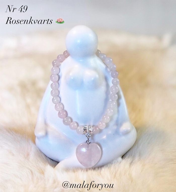 Stretcharmband med 6 mm rosenkvarts & otroligt söta rosenkvartshänge🌸

130 kr + porto

💫Rosenkvarts är kärlekens sten. Den står för kärlek ro och harmoni. Den ger dig livsglädje och balanserar dina yin och yang energier. Har du sömnproblem kan rosenkvarts hjälpa dig att slappna av och ge dig ro💫

#stretcharmband #bracelet #armband #fjäril #hjärta #butterfly #heart #buddha #jewelry #mala #malaforyou #jewelry #smycken #rosenkvartsarmband #star #stjärna #hjärta #heart 